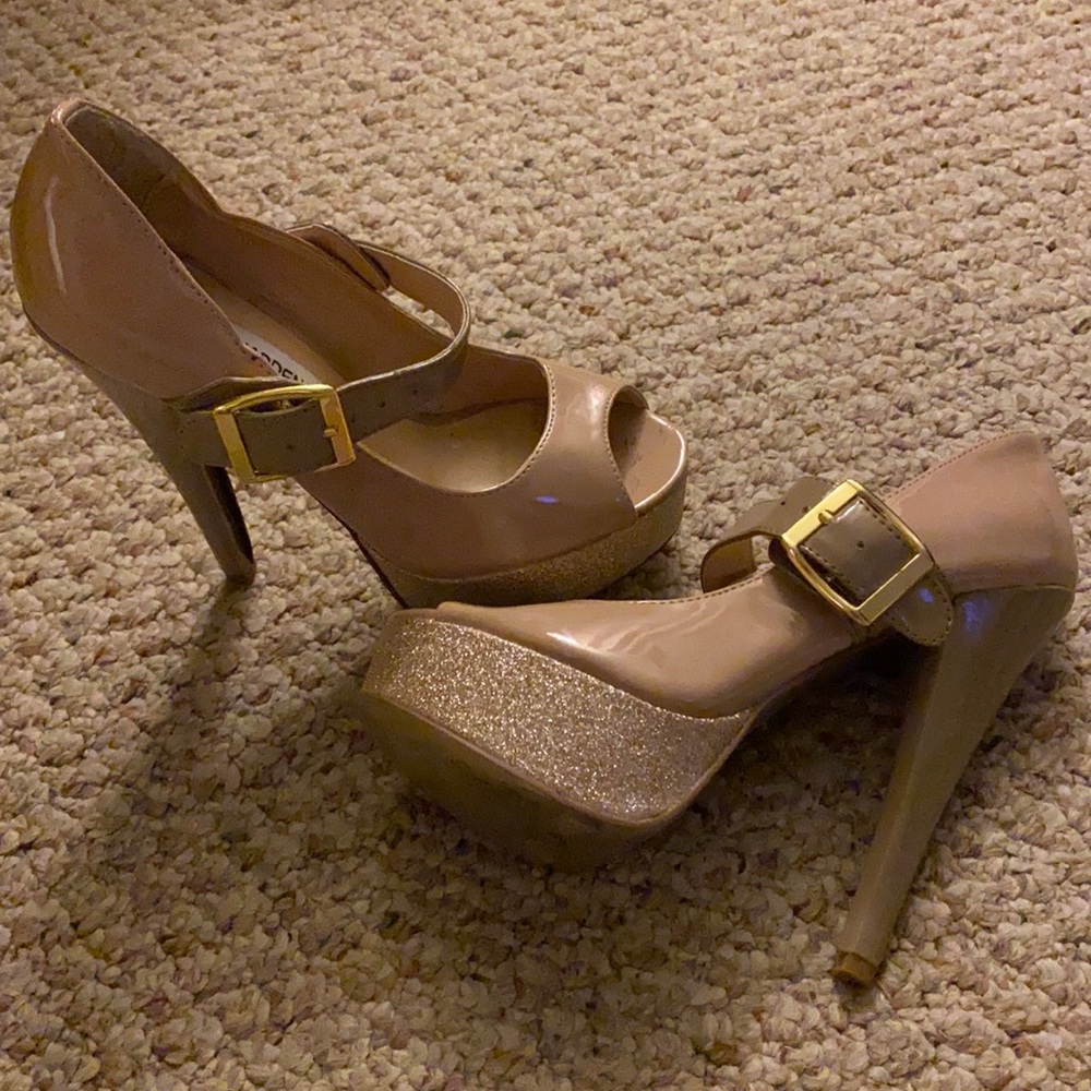 CUTE AS EVER…Steve Madden tan heels size 7(fits slimmer feet)